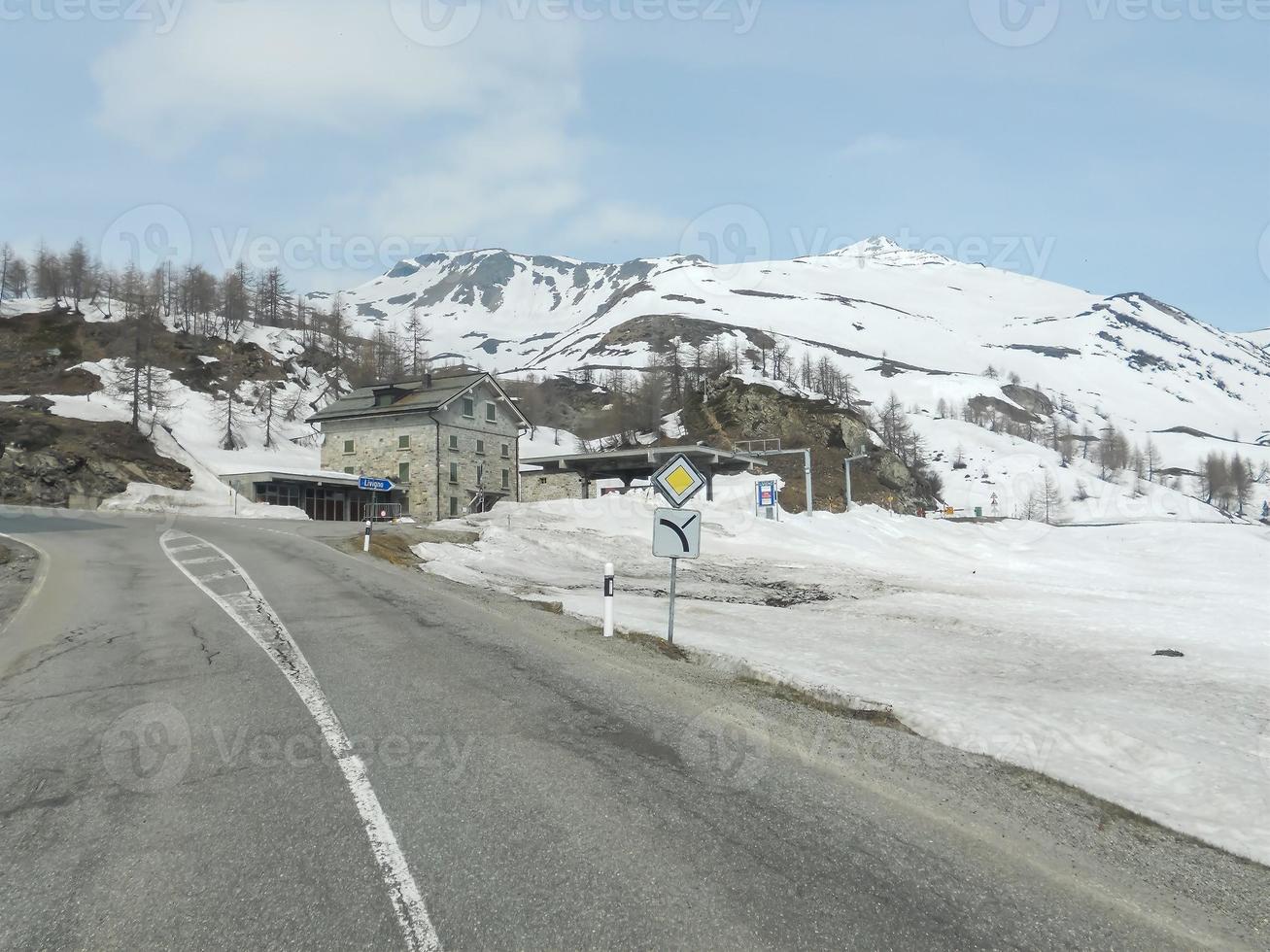 paisaje nevado de las montañas valtellina foto