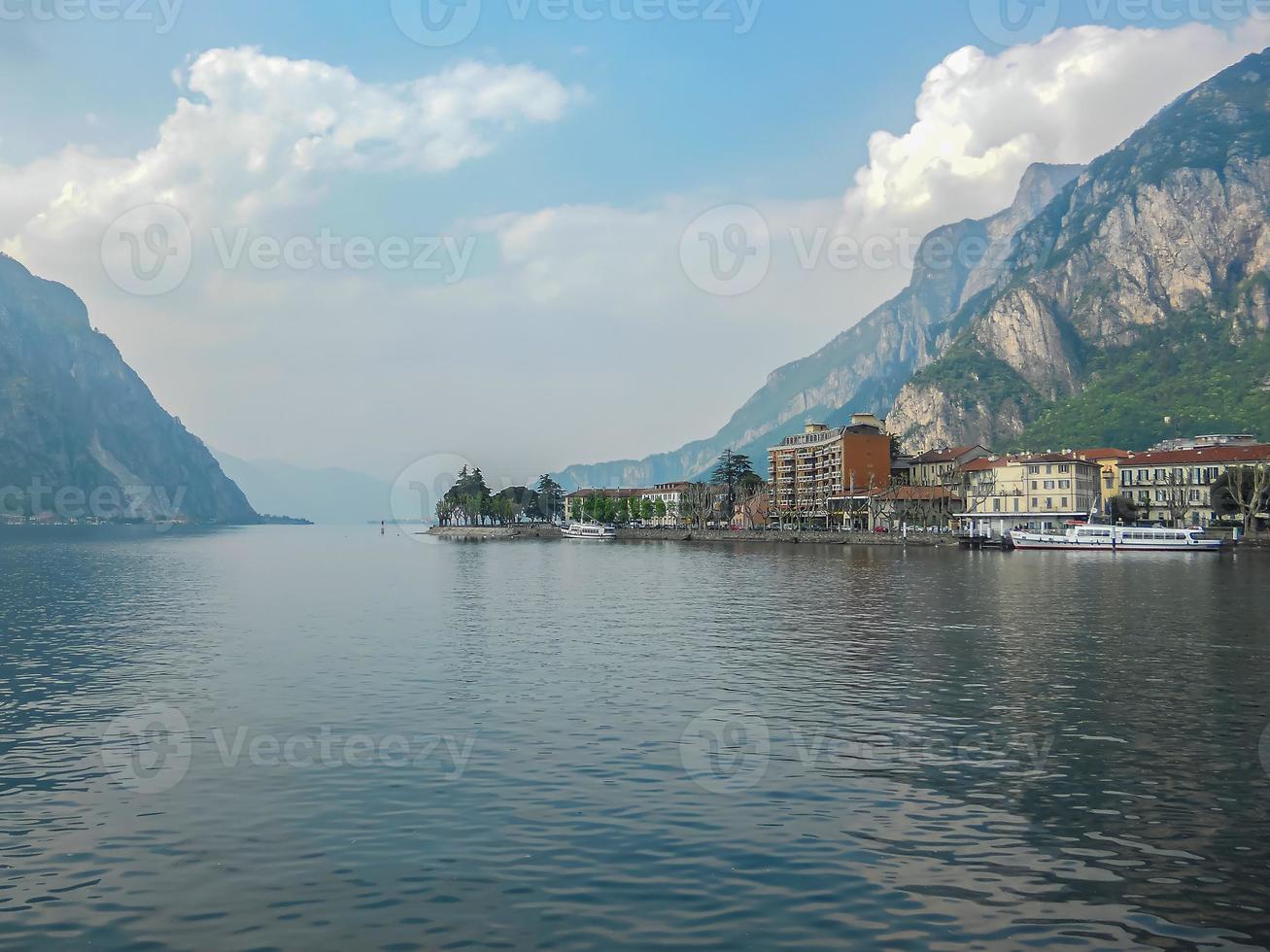 paisaje de lecco y su lago foto