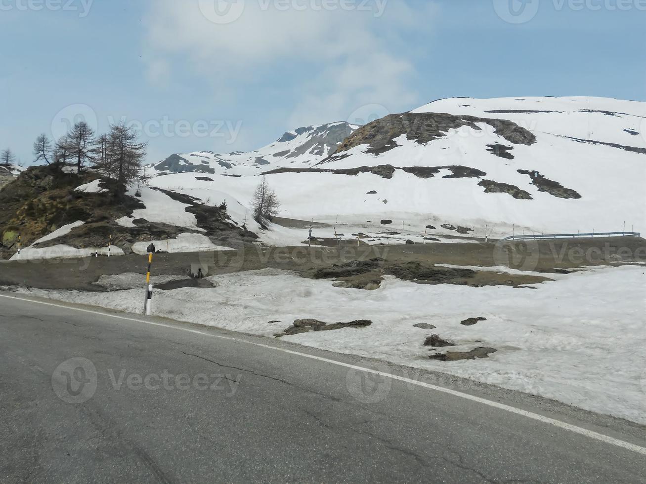 paisaje nevado de las montañas valtellina foto