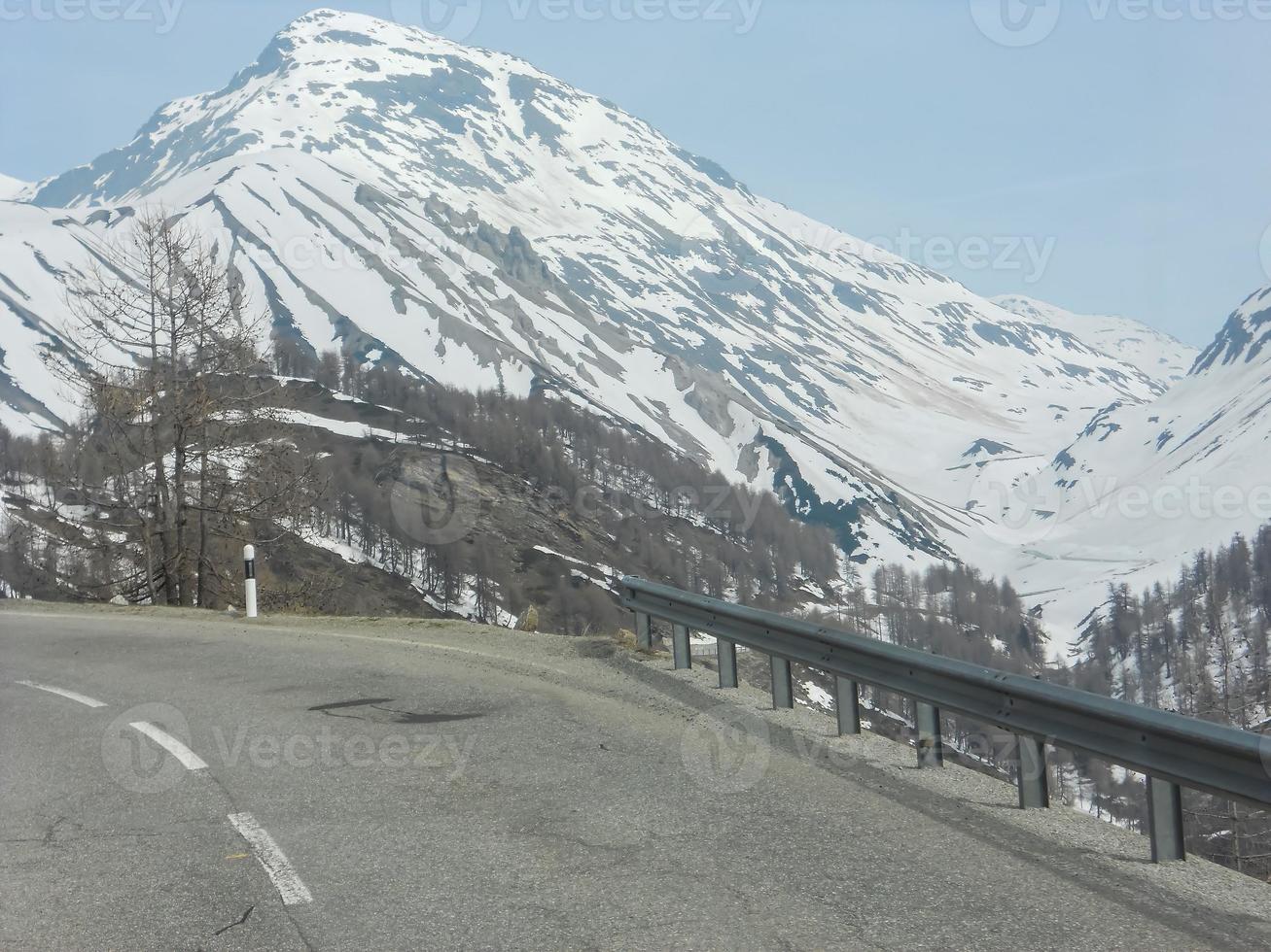 paisaje nevado de las montañas valtellina foto