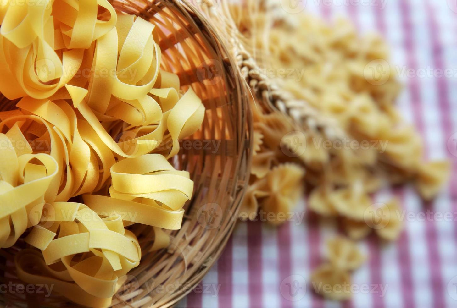 Pasta macarrones italianos sin cocer alimentos crudos foto