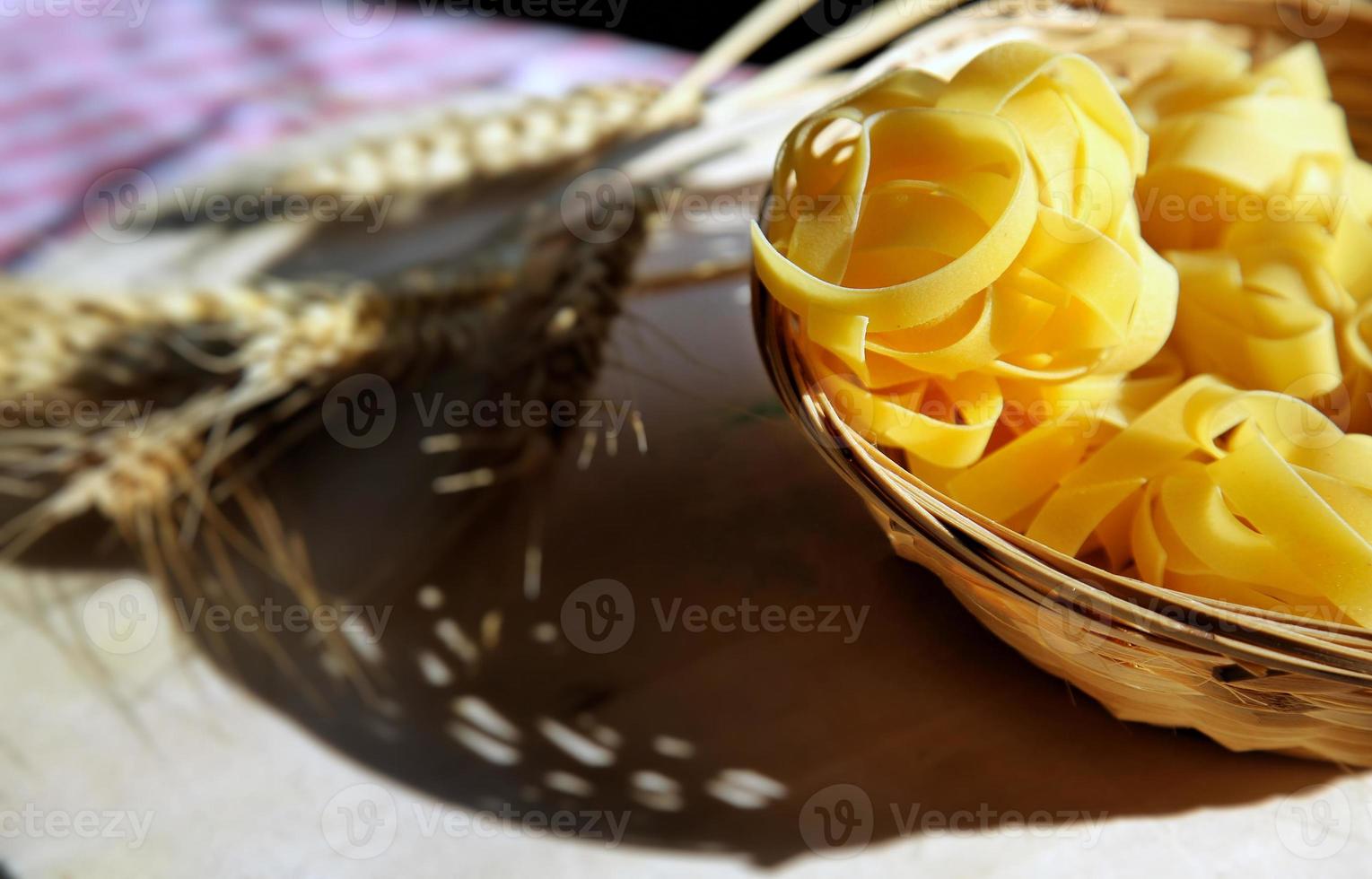 Pasta macarrones italianos sin cocer alimentos crudos foto