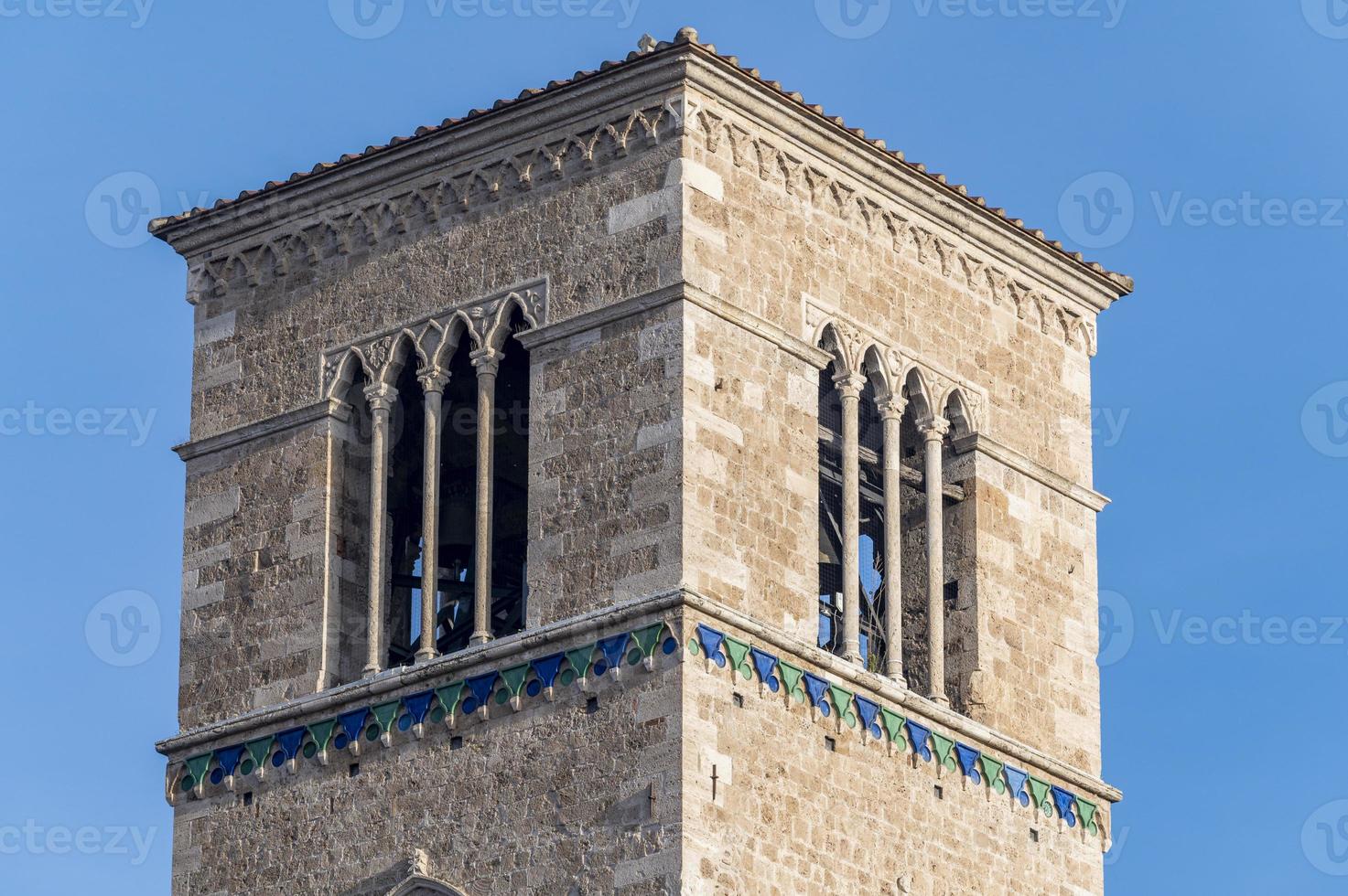 campanario de la iglesia de san francesco en terni foto