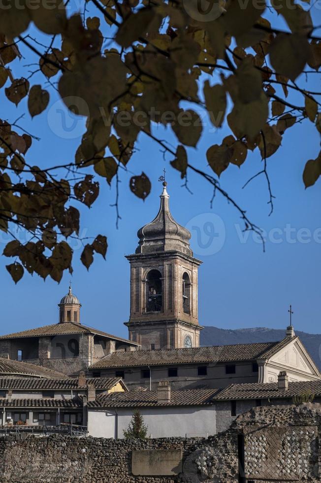 campanario de la catedral de terni visto desde el parque del paseo foto