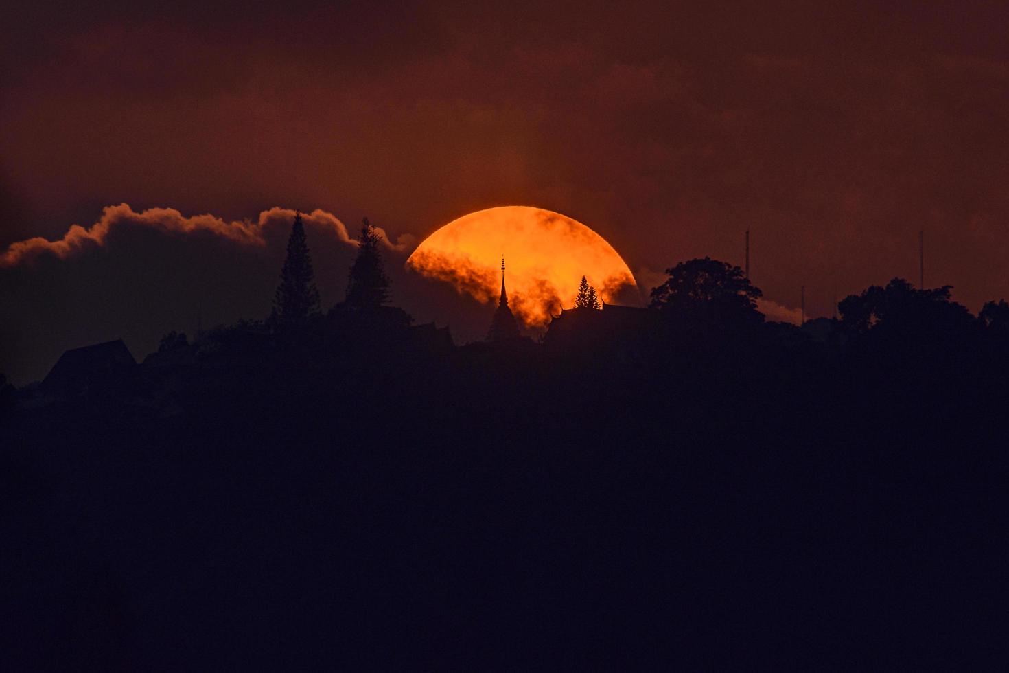 hermosa puesta de sol con nubes sobre phra that doi suthep temple foto