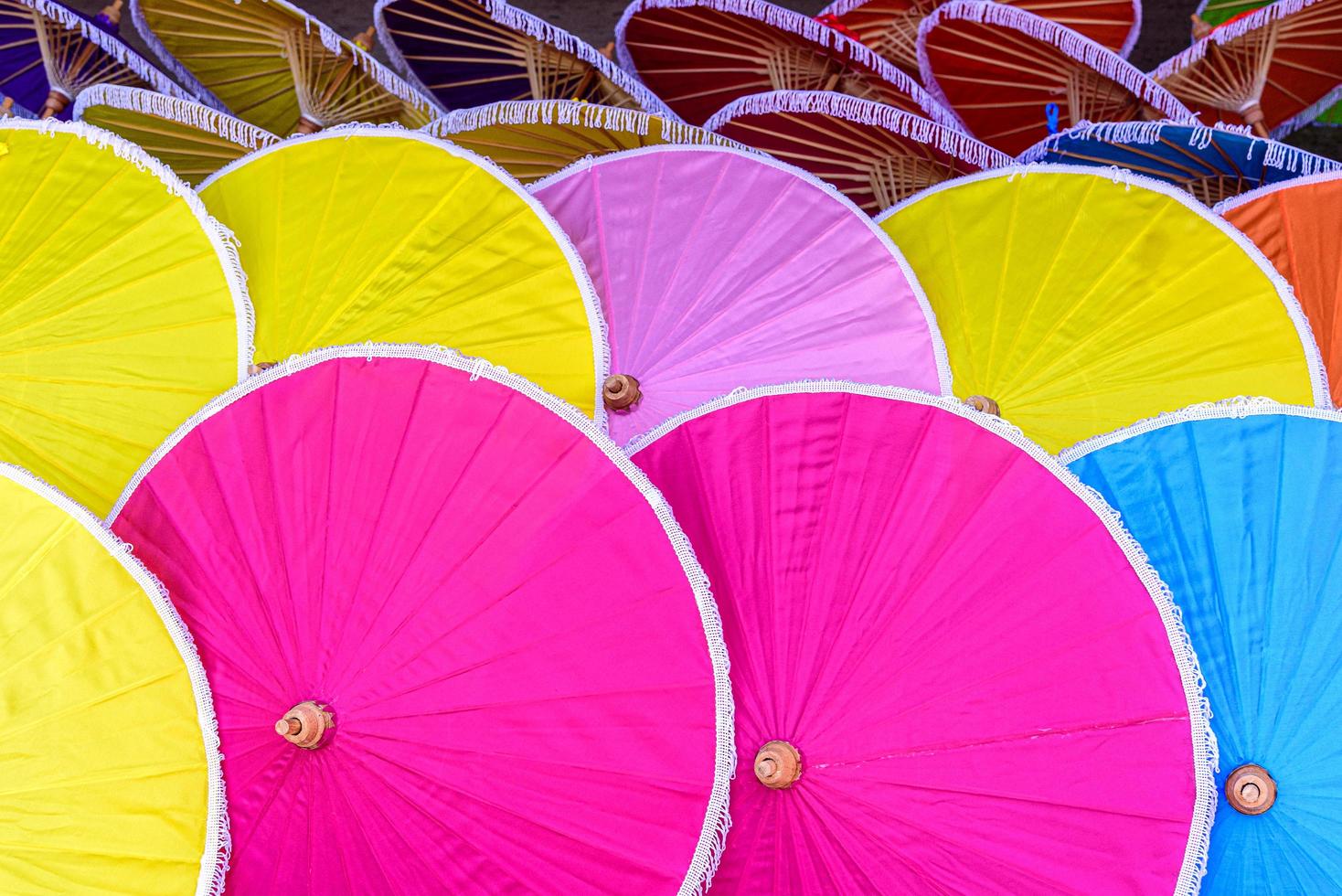 Sombrillas de papel de colores hechos a mano en Chiang Mai, Tailandia foto