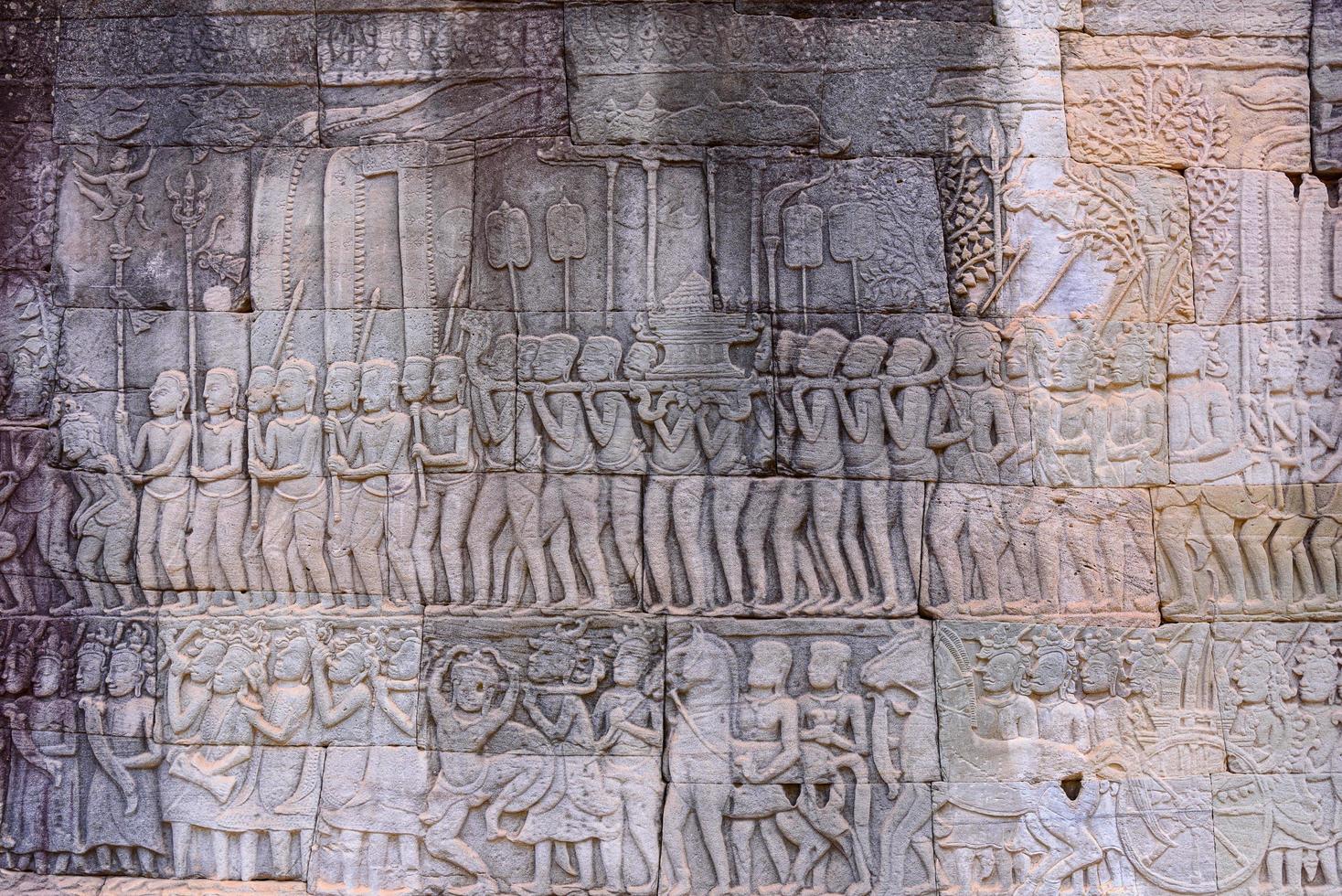 tallas de piedra en las paredes del templo bayon en angkor thom foto