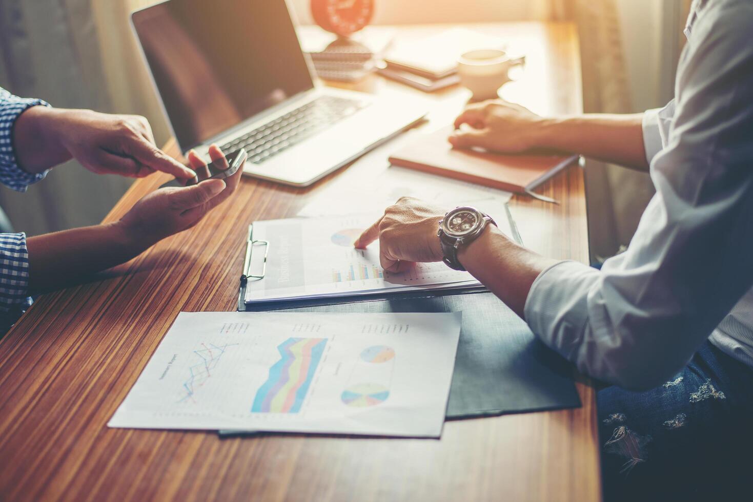 primer plano de la gente de negocios del equipo discutiendo un financiero en la oficina. foto