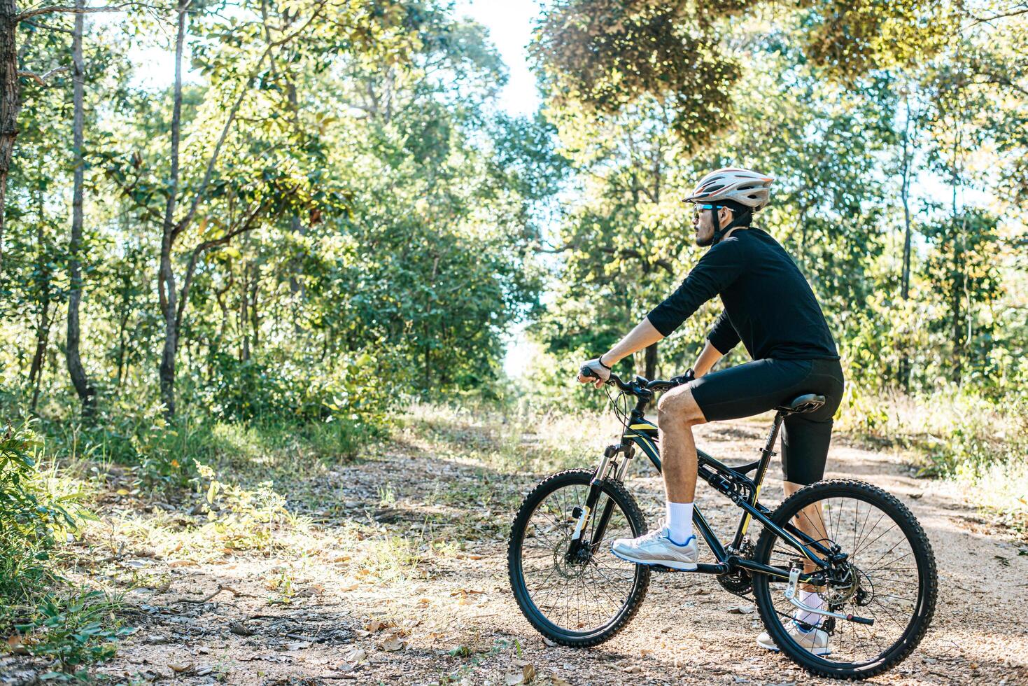 ciclistas de montaña sentados en bicicletas foto