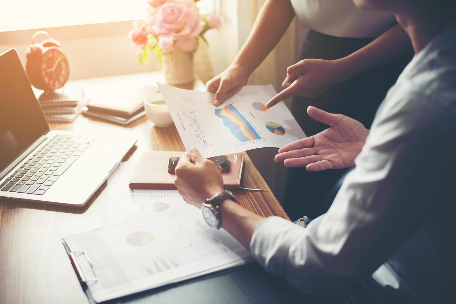 primer plano de gente de negocios del equipo discutiendo un financiero. foto