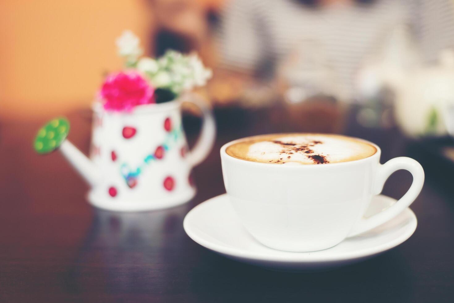 taza de capuchino en el fondo de la cafetería. foto