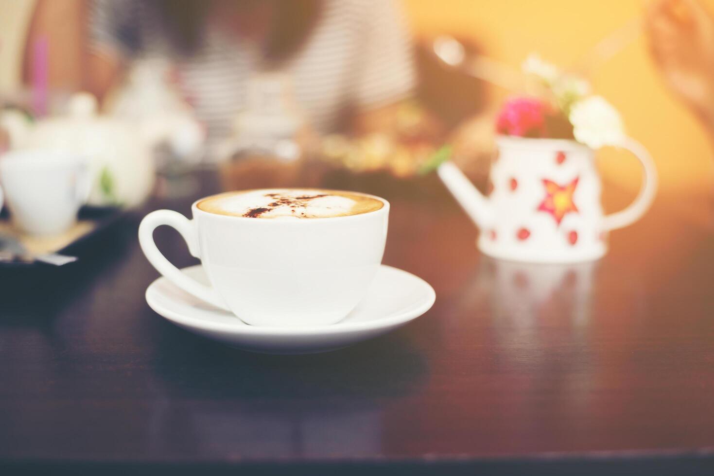 taza de capuchino en el fondo de la cafetería. foto