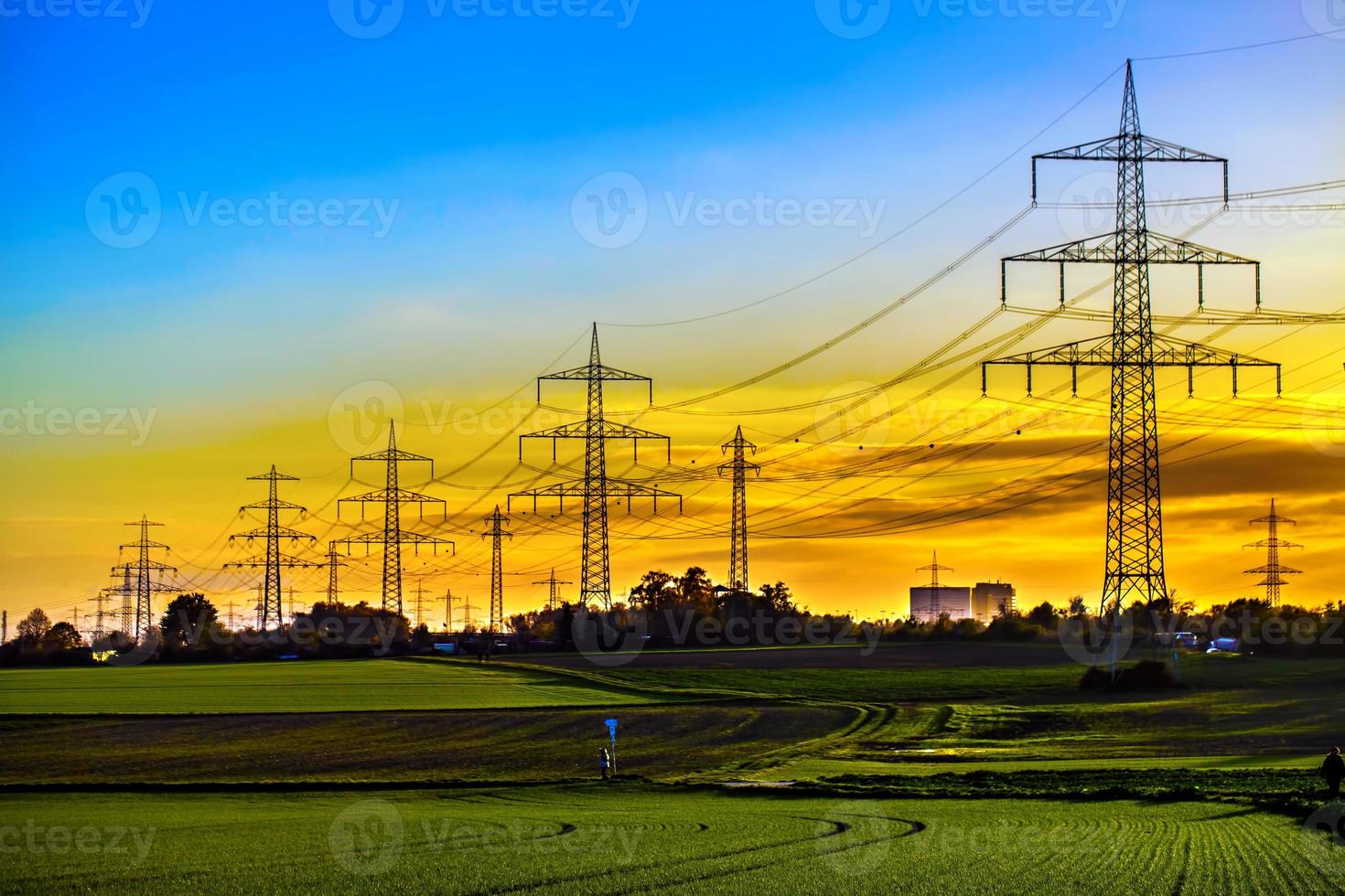 postes eléctricos de energía industrial de alto voltaje foto