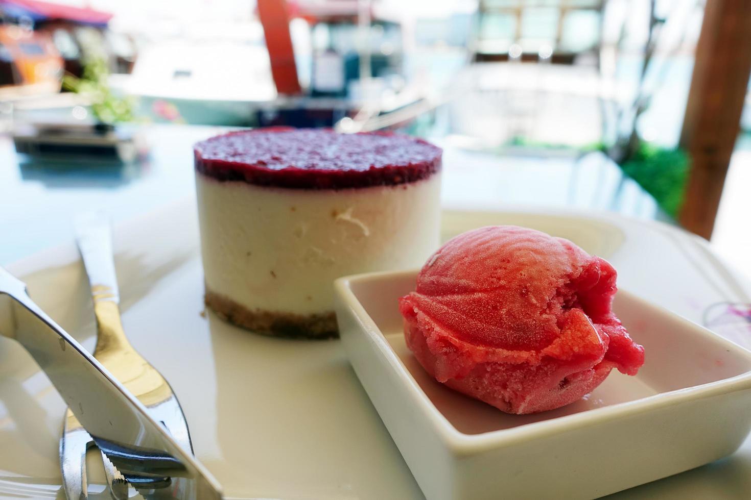 delicioso pastel de queso del desierto y helado frío foto