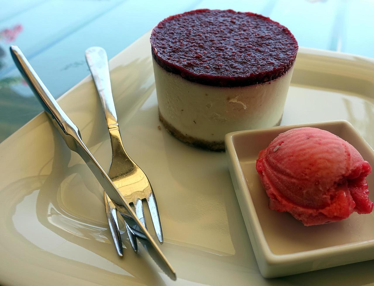 delicioso pastel de queso del desierto y helado frío foto