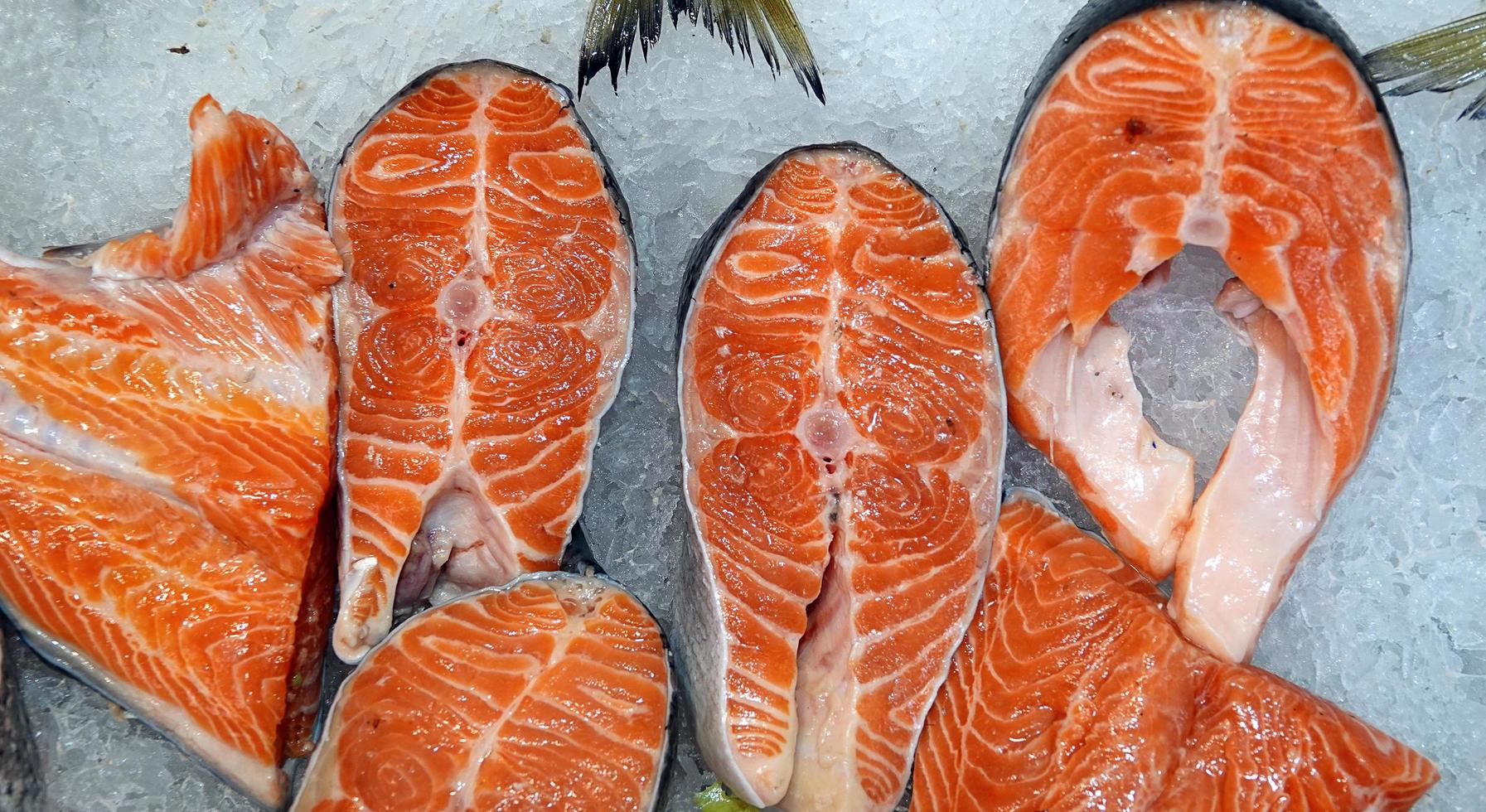 Salmón pescado crudo en hielo foto