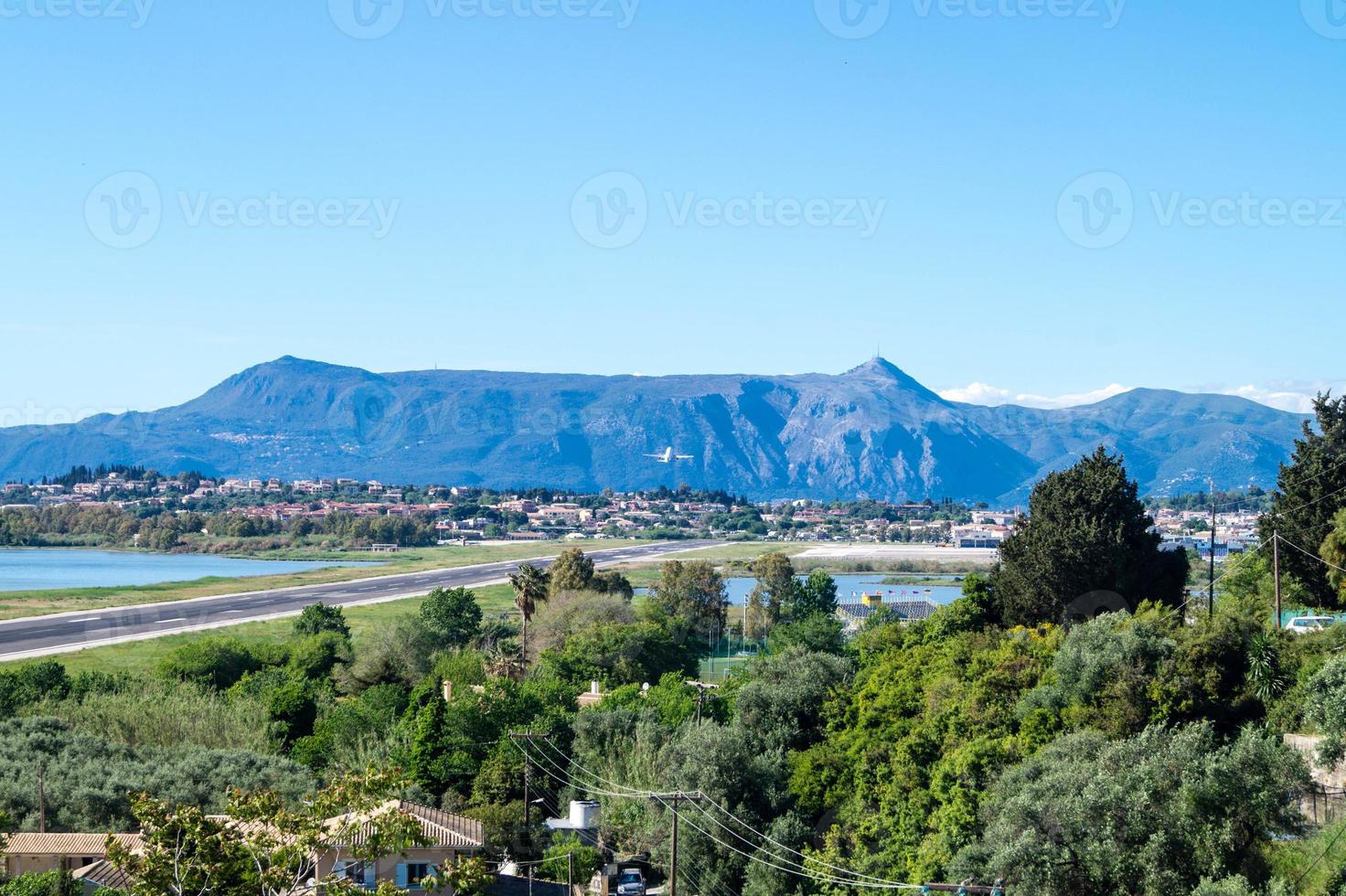 paisaje del aeropuerto de la ciudad de corfú foto