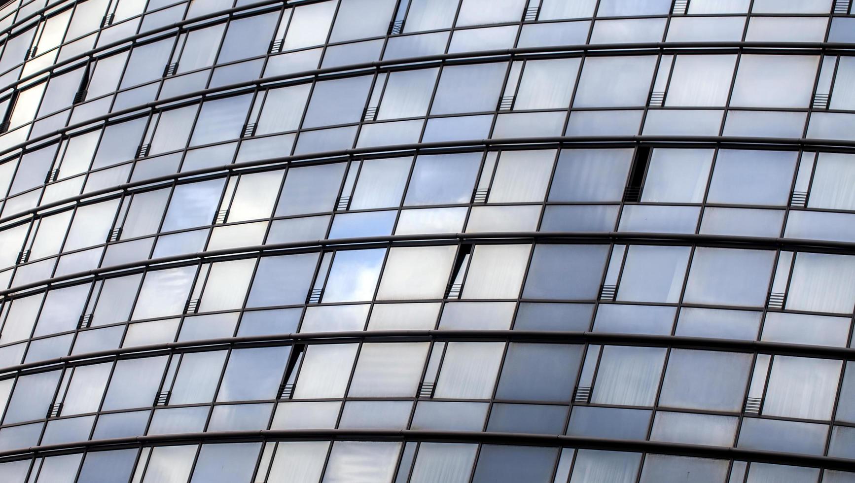 enorme edificio de torre de negocios foto