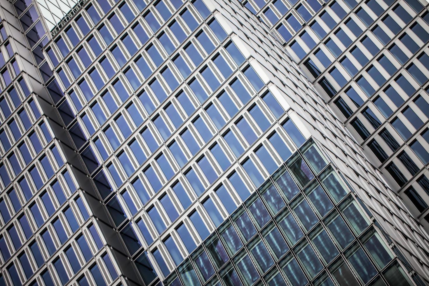 enorme edificio de torre de negocios foto