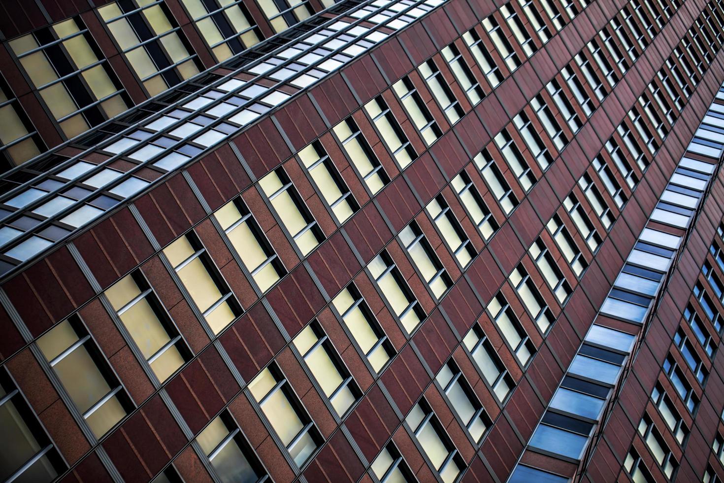 enorme edificio de torre de negocios foto