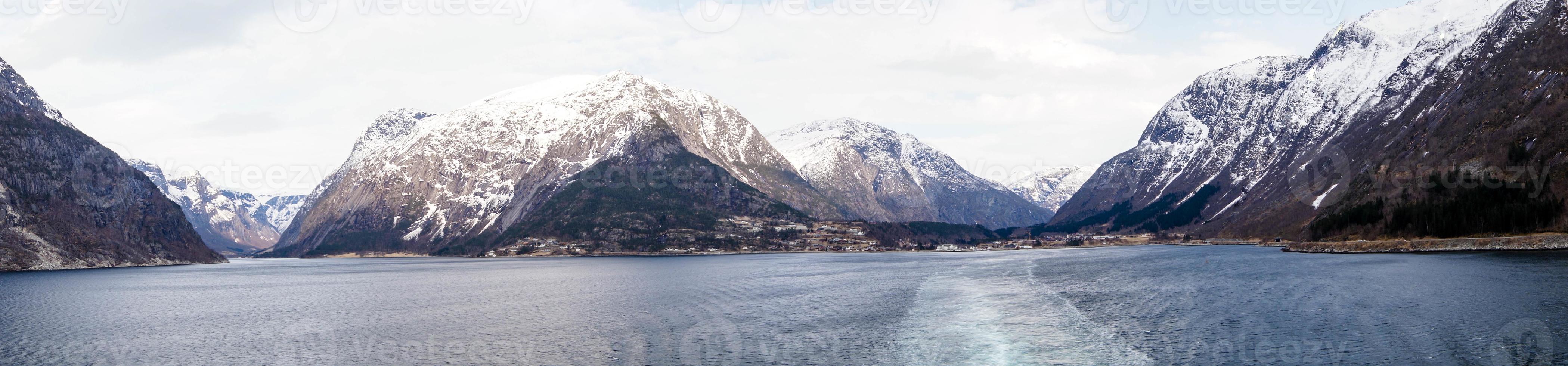 Vista desde un crucero en los fiordos de Noruega foto