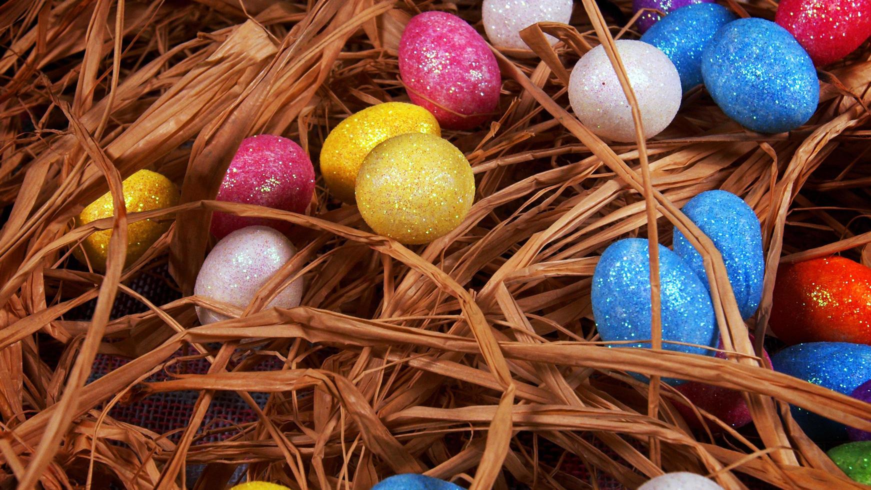 coloridos huevos pascuales tradicionales de pascua foto