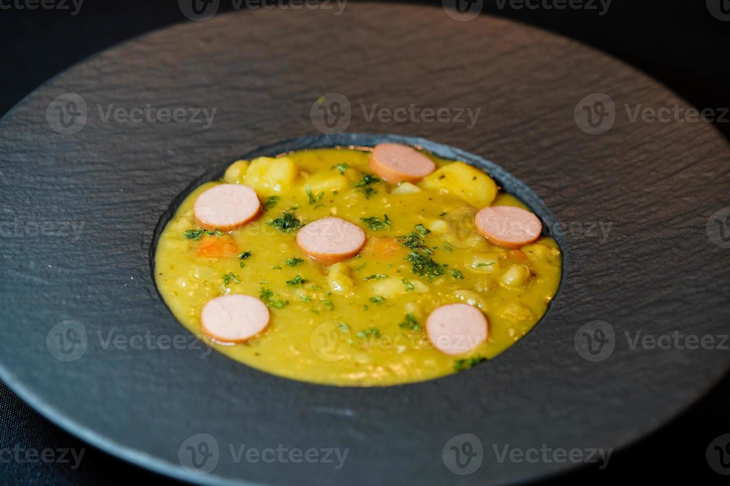 sopa de guisantes con salchichas vienesas foto