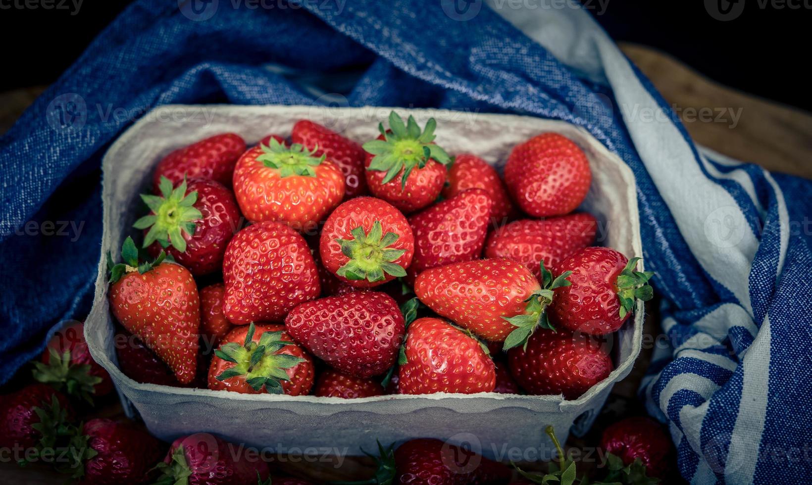 frutas de fresa en una caja de papel foto