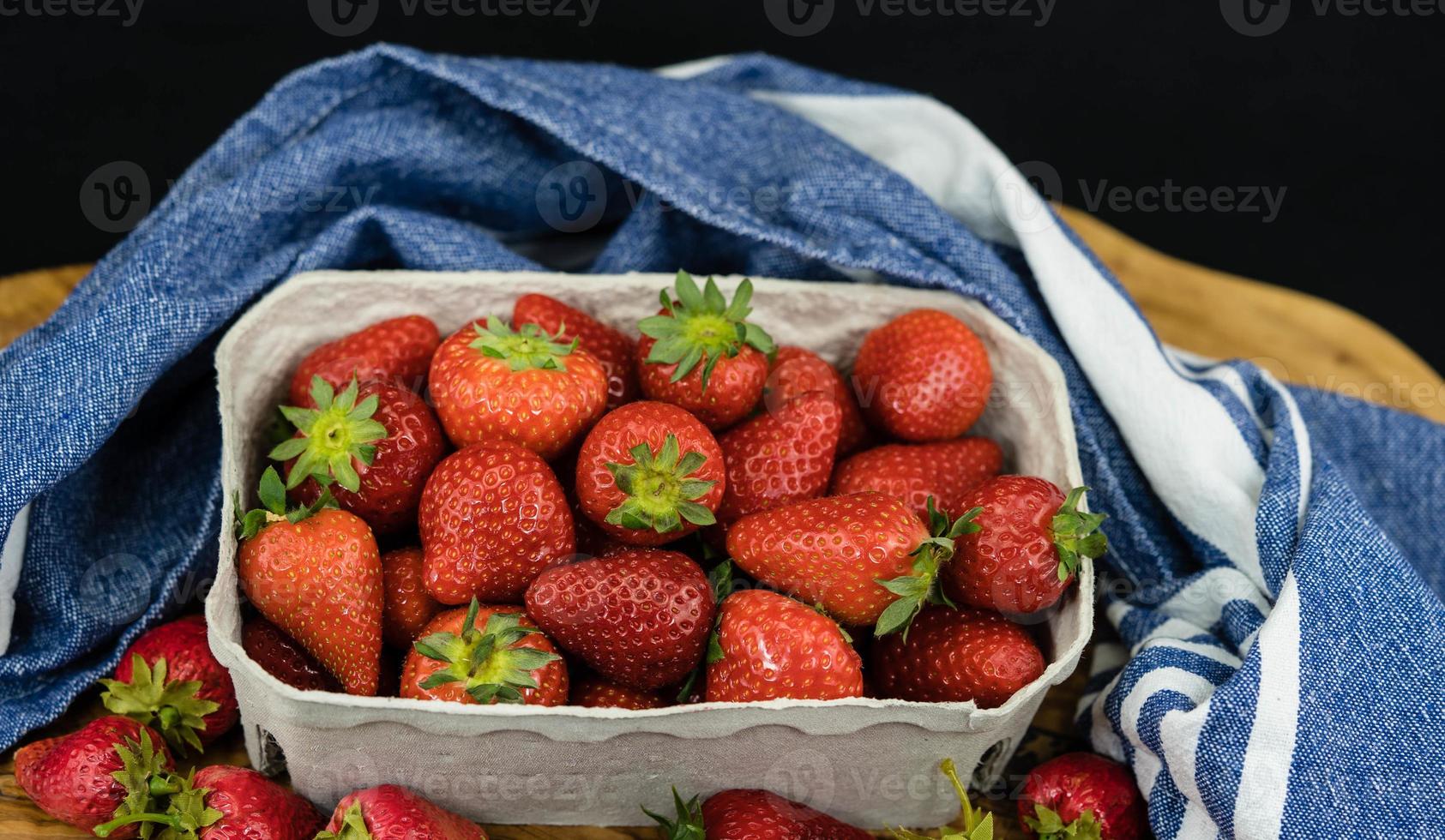 frutas de fresa en una caja de papel foto