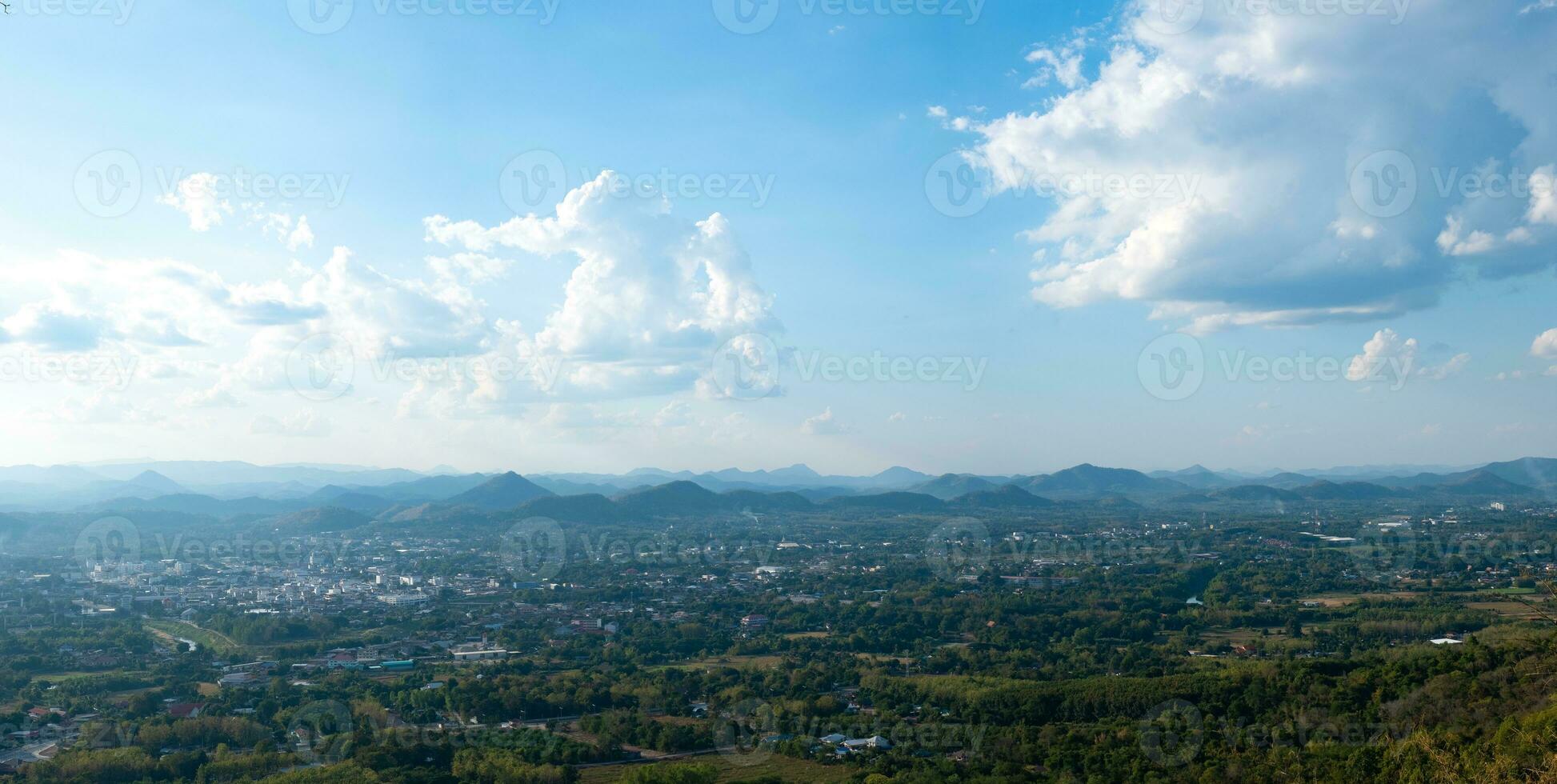 hermoso sol cielo nube en la cordillera y la ciudad foto