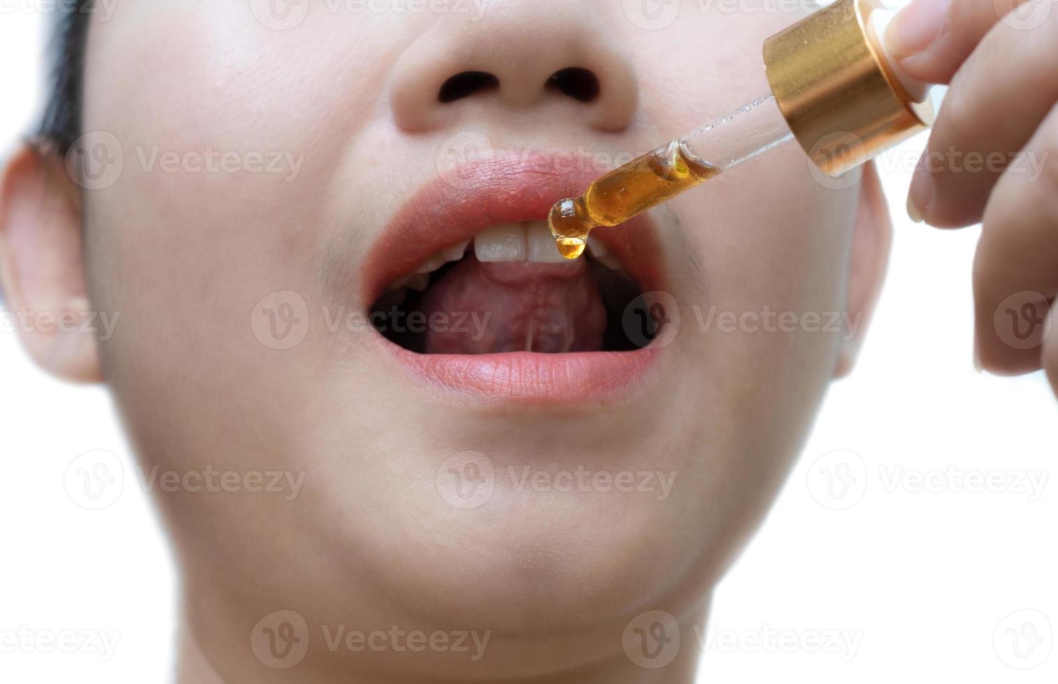 Mujer sosteniendo un gotero de aceite de cannabis sublingual en fondo blanco. foto