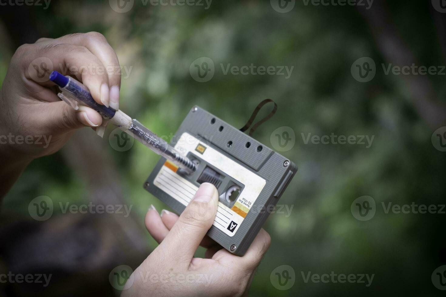 Las mujeres rebobinan una cinta de cassette. foto