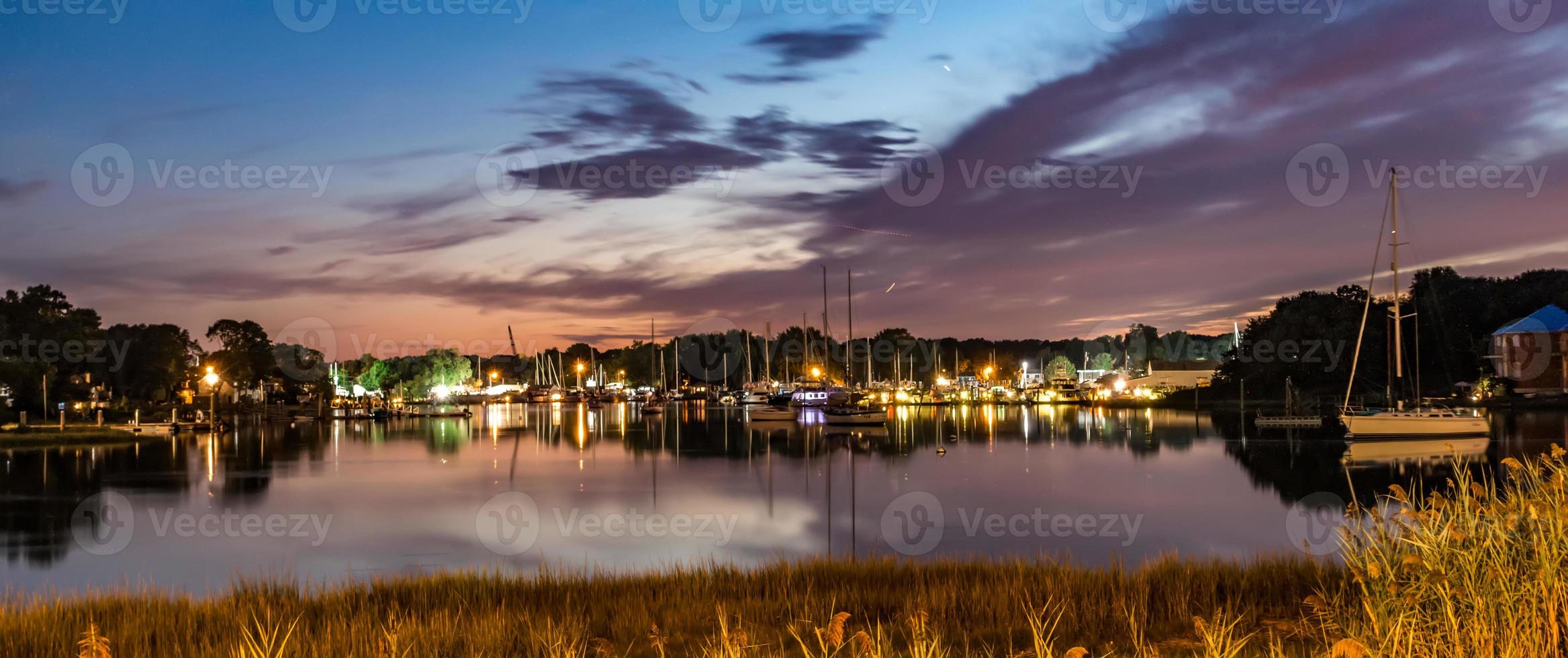 Puesta de sol sobre Warwick Cove en Rhode Island foto