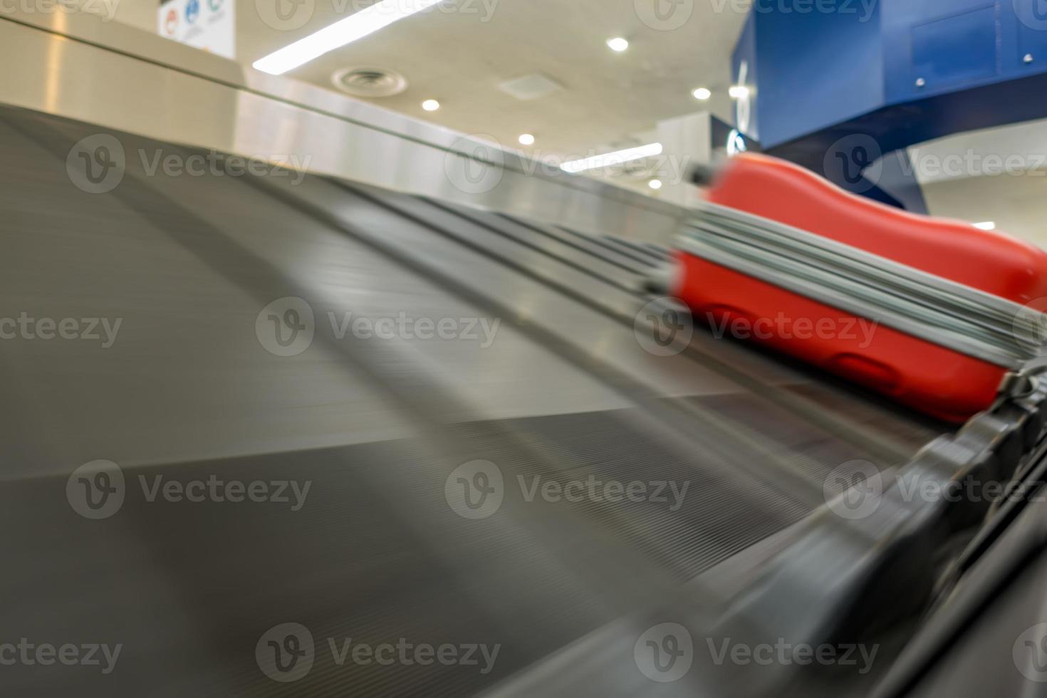 Cinta transportadora de recogida de equipajes en el aeropuerto. foto