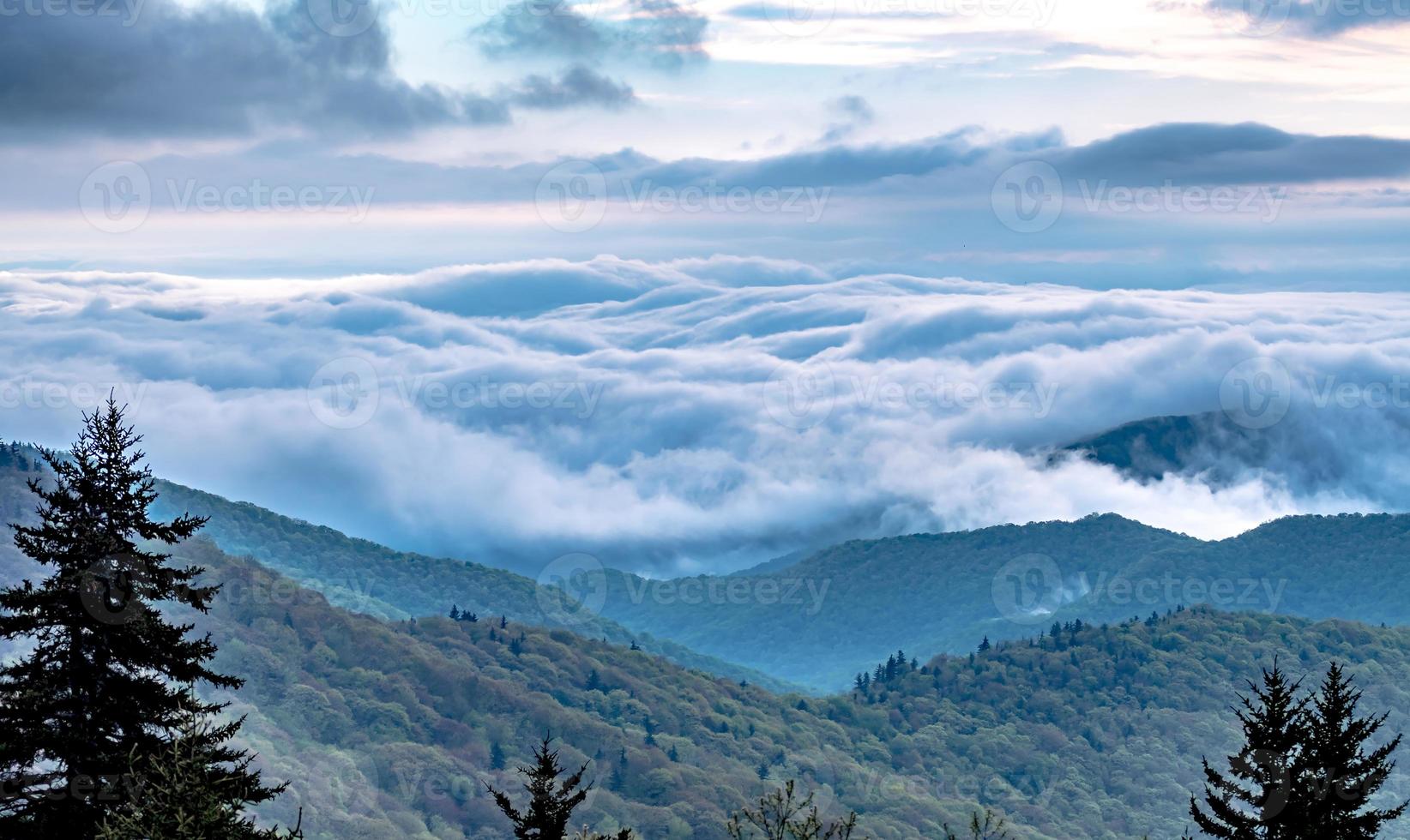 tiempo de primavera en blue ridge parkway montañas foto