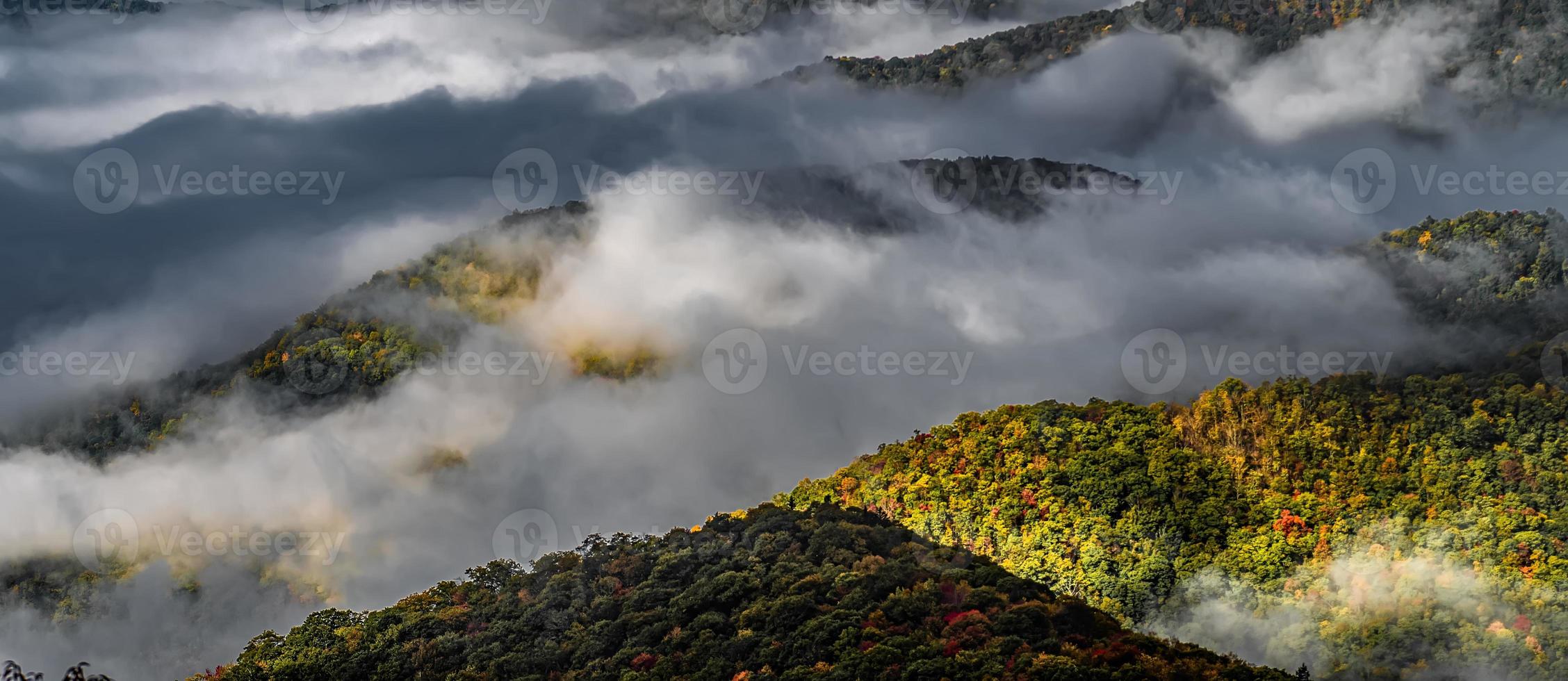 Foto de niebla de otoño temprano en la mañana en Blue Ridge Parkway, Carolina del Norte