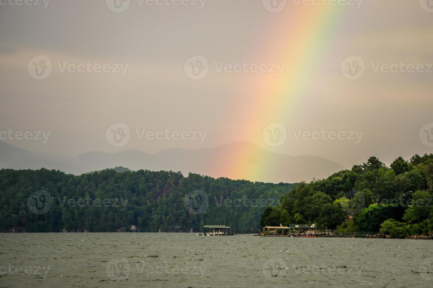 hermosas escenas de paisajes en el lago jocassee, carolina del sur foto