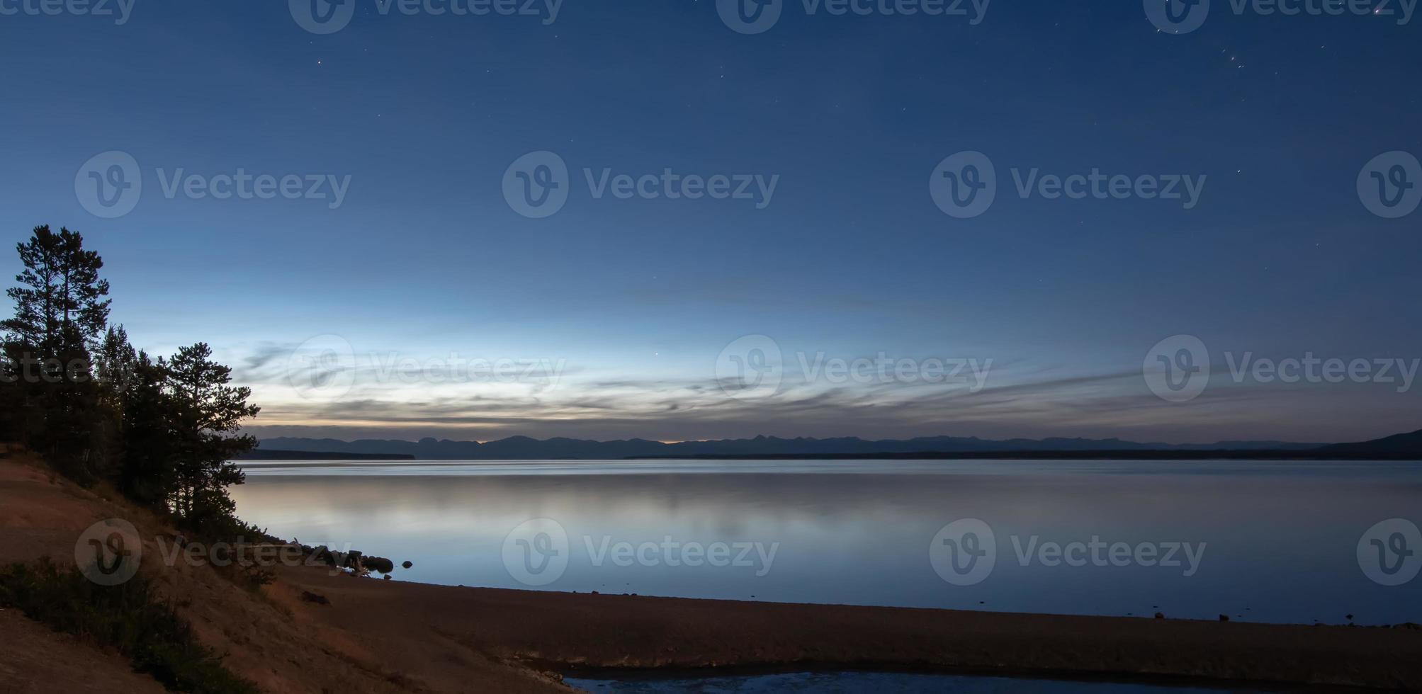 Amanecer sobre el lago Yellowstone en el Parque Nacional Yellowstone. foto