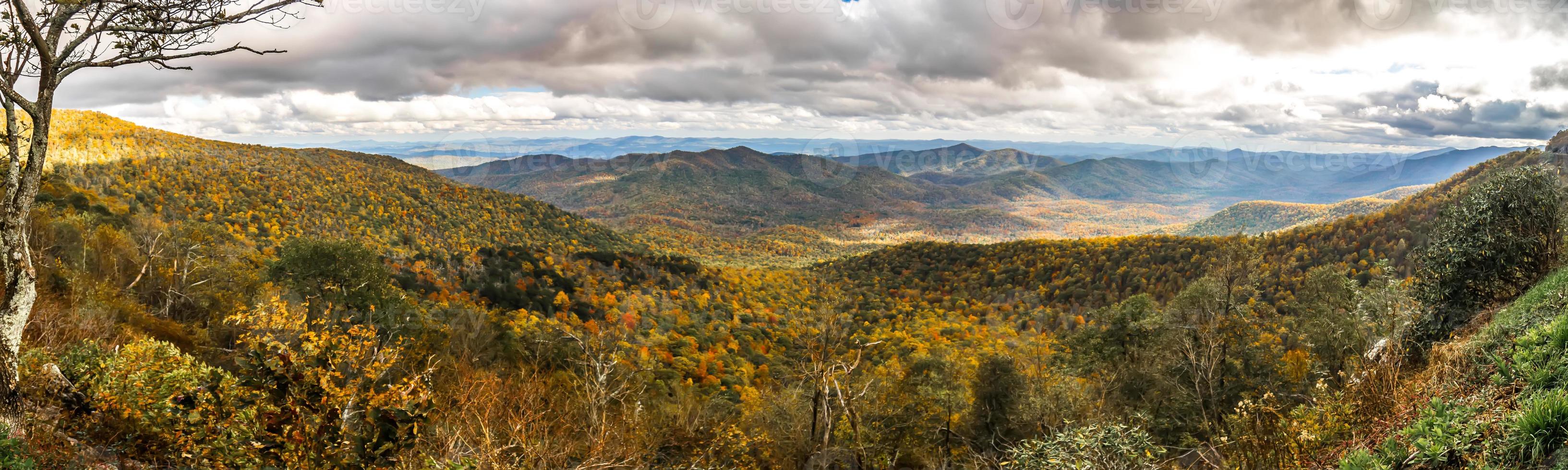 cresta azul y montañas humeantes que cambian de color en otoño foto