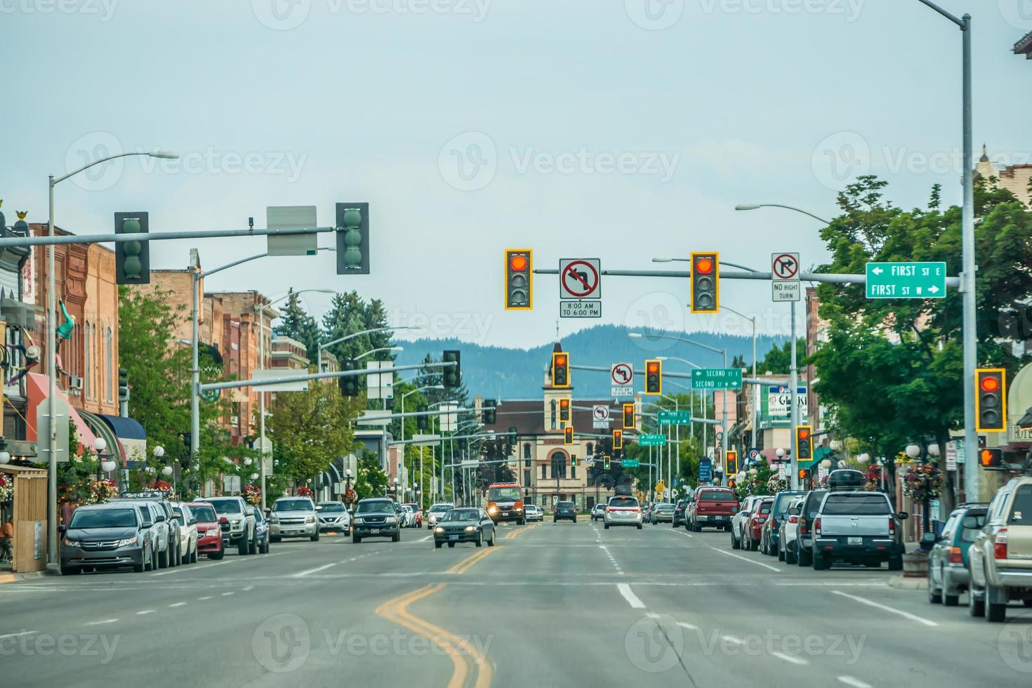 Calles y arquitectura de la ciudad de Kalispell Montana foto