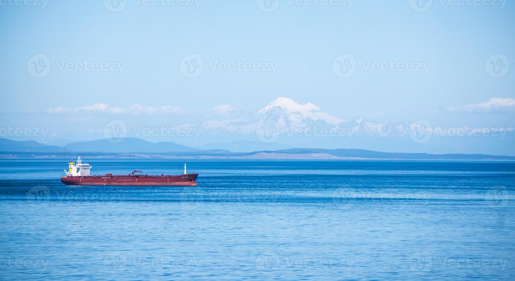 Buque petrolero de carga en el océano foto