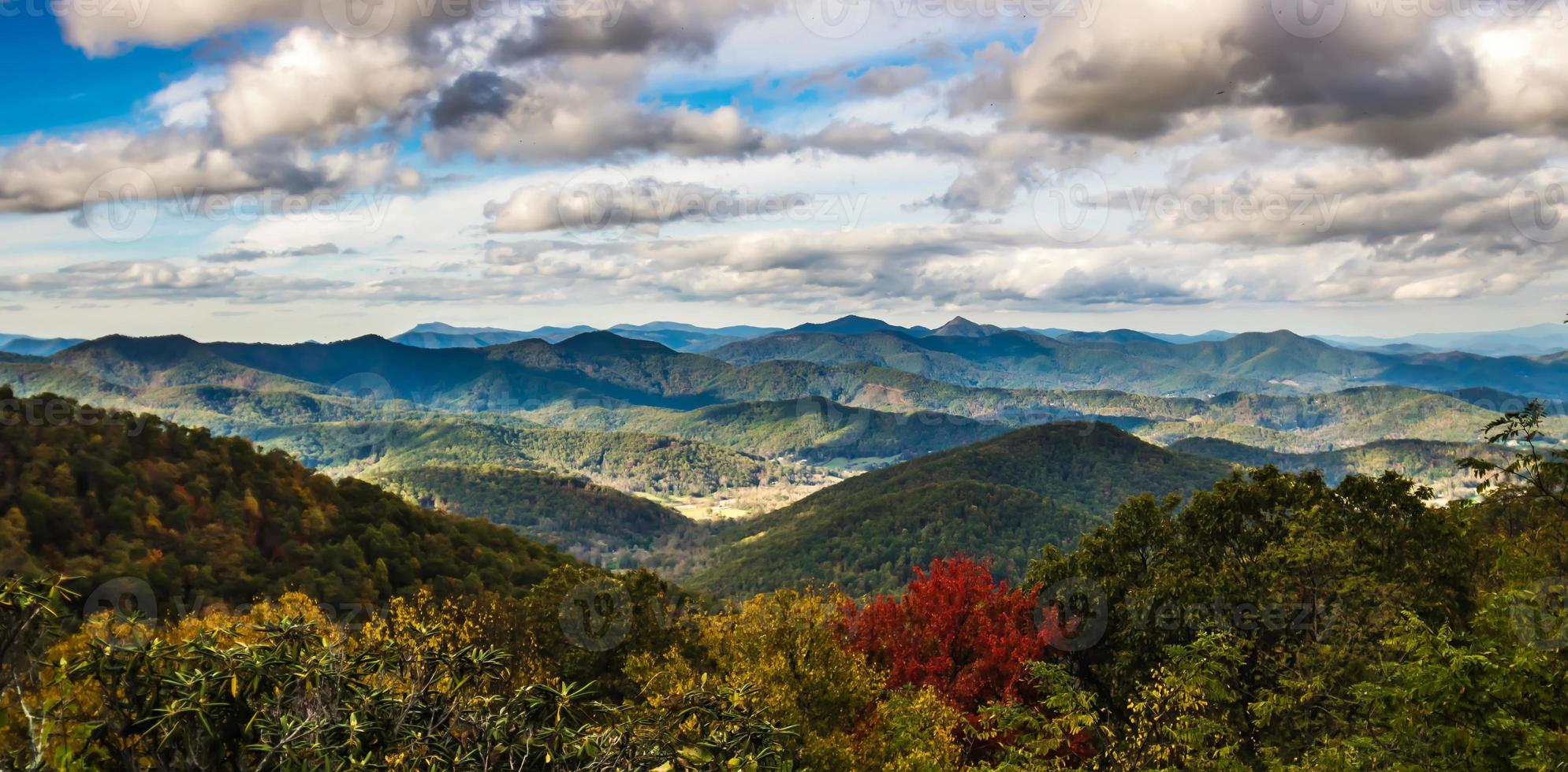 cresta azul y montañas humeantes que cambian de color en otoño foto