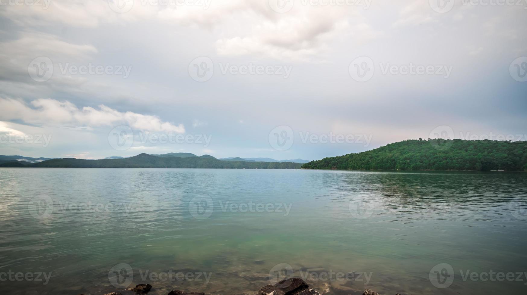 hermosas escenas de paisajes en el lago jocassee, carolina del sur foto