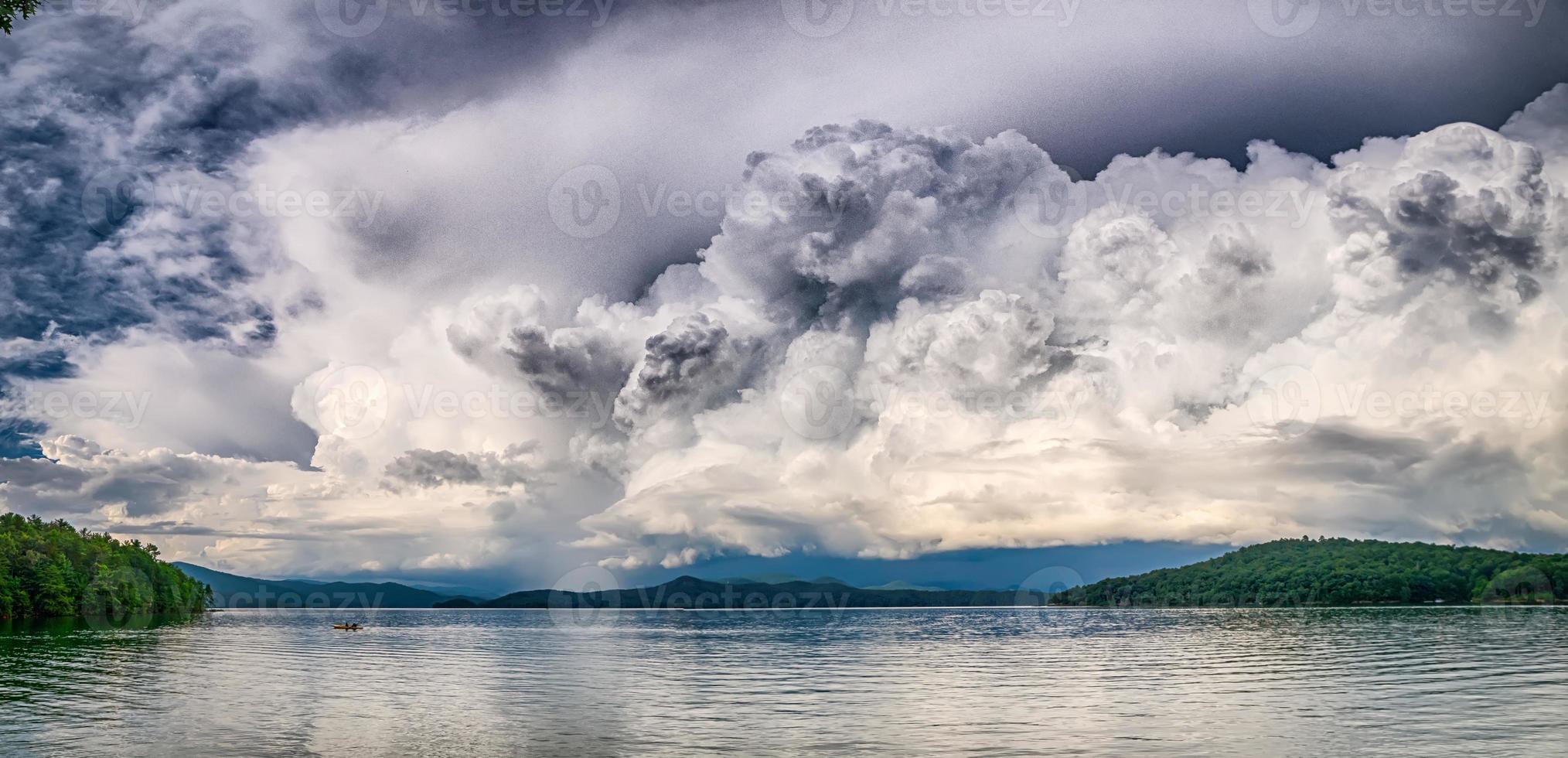 hermosas escenas de paisajes en el lago jocassee, carolina del sur foto