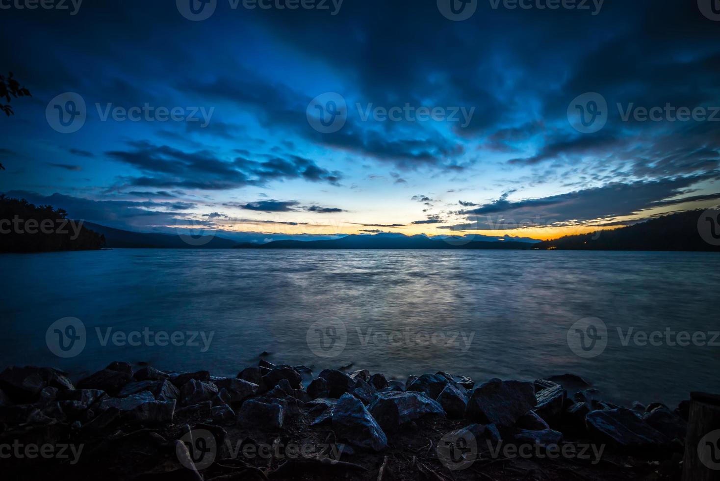 hermosas escenas de paisajes en el lago jocassee, carolina del sur foto