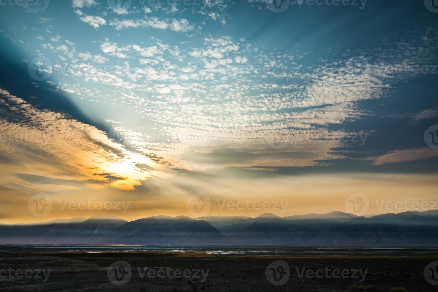 Lago Owens surrealista al atardecer en California, EE. foto