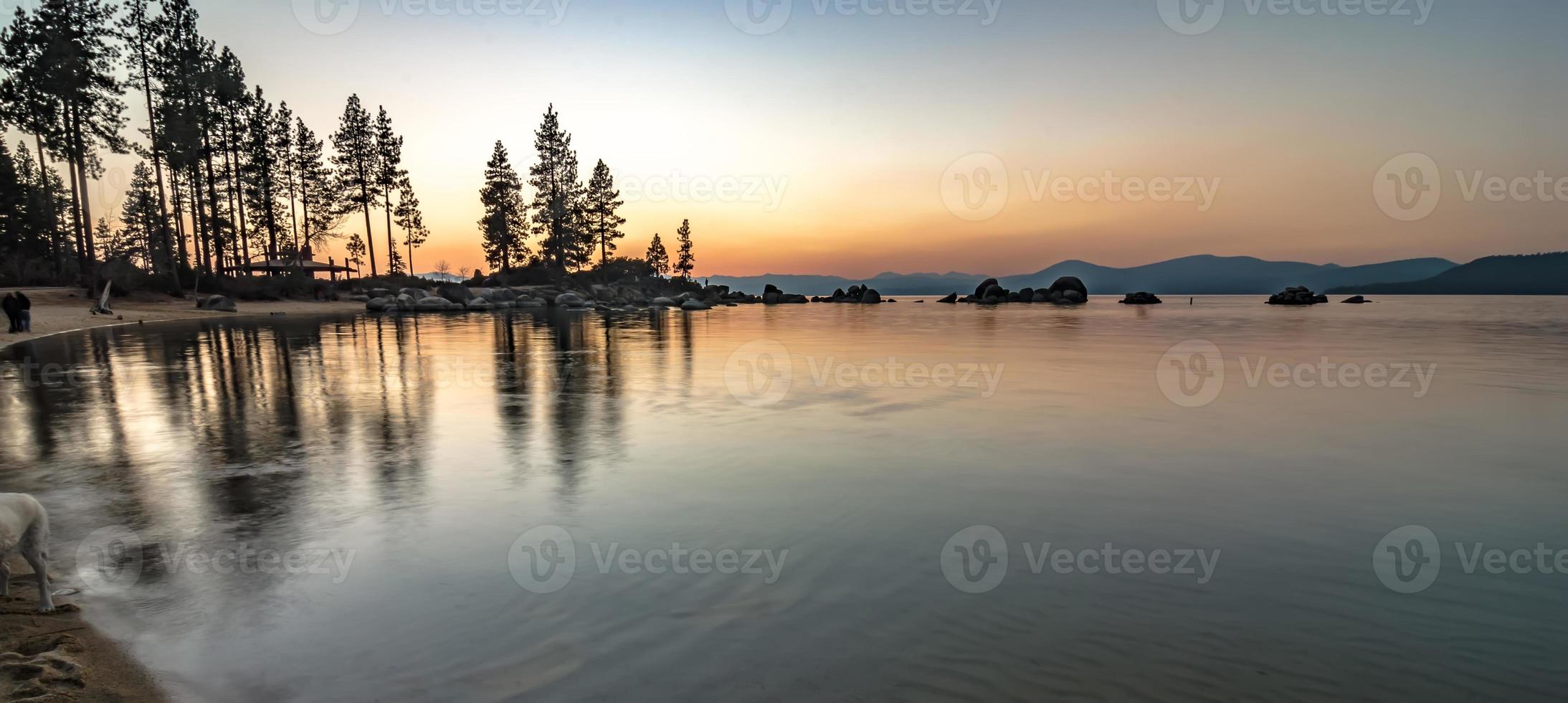 puesta de sol de noviembre sobre el lago tahoe en california foto