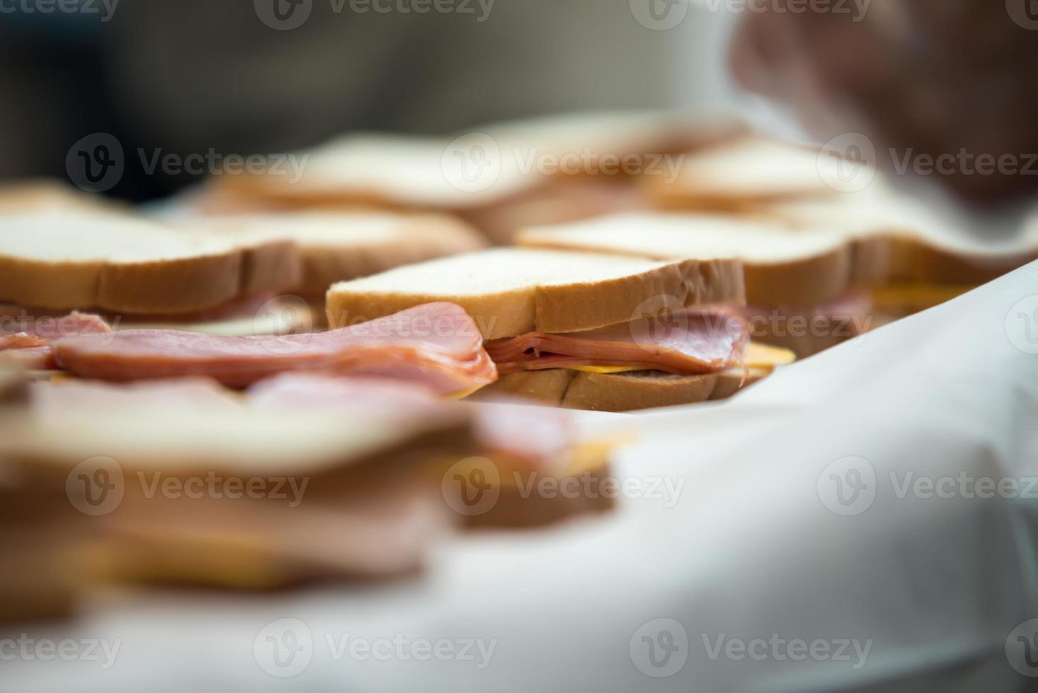 estudiantes de compañeros de trabajo que preparan comida para organizaciones benéficas o personas sin hogar foto