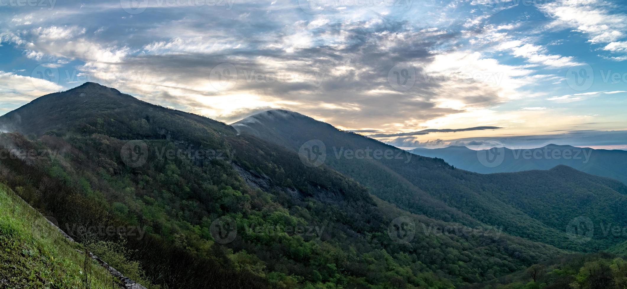 Montañas Blue Ridge cerca de Mount Mitchell y Cragy Gardens foto