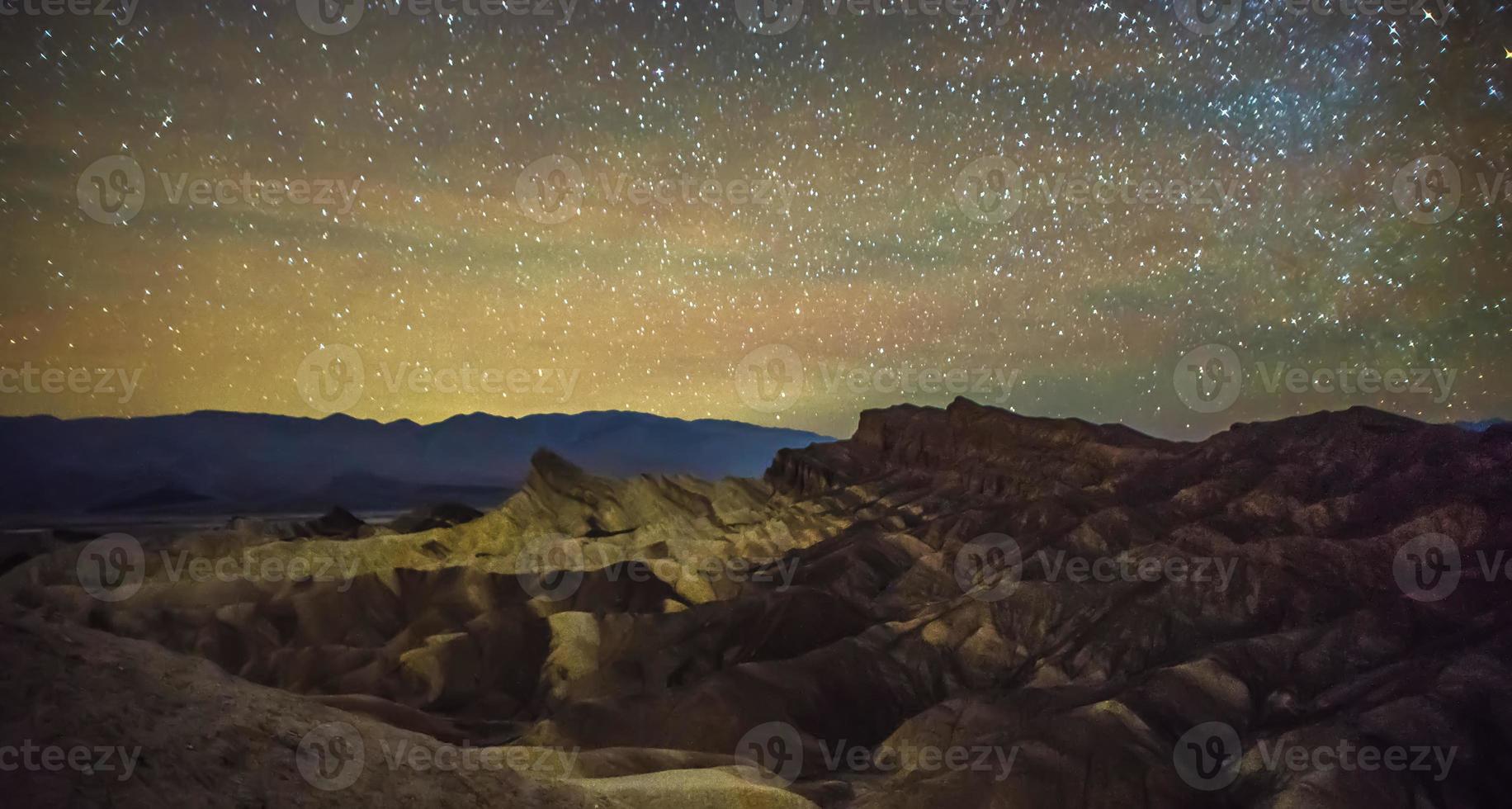 noche y cielo oscuro sobre el parque nacional del valle de la muerte foto